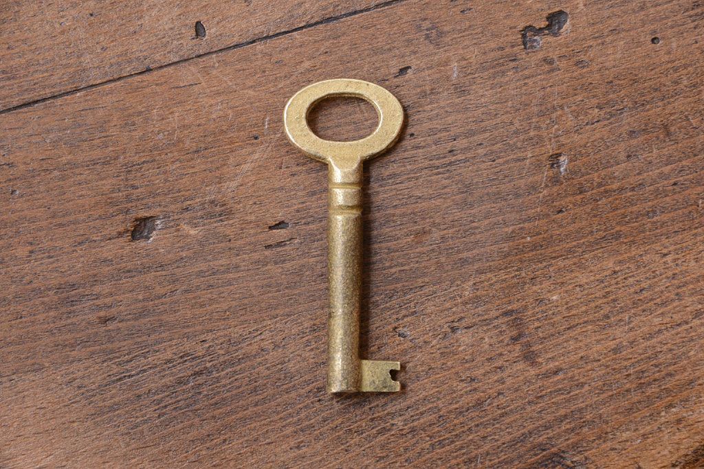 ビンテージ　北欧家具　チーク材のおしゃれな脚付きキャビネット(収納棚)