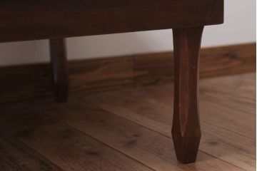 アンティーク家具　アンティーク　脚のデザインがおしゃれな古い木製の角ちゃぶ台