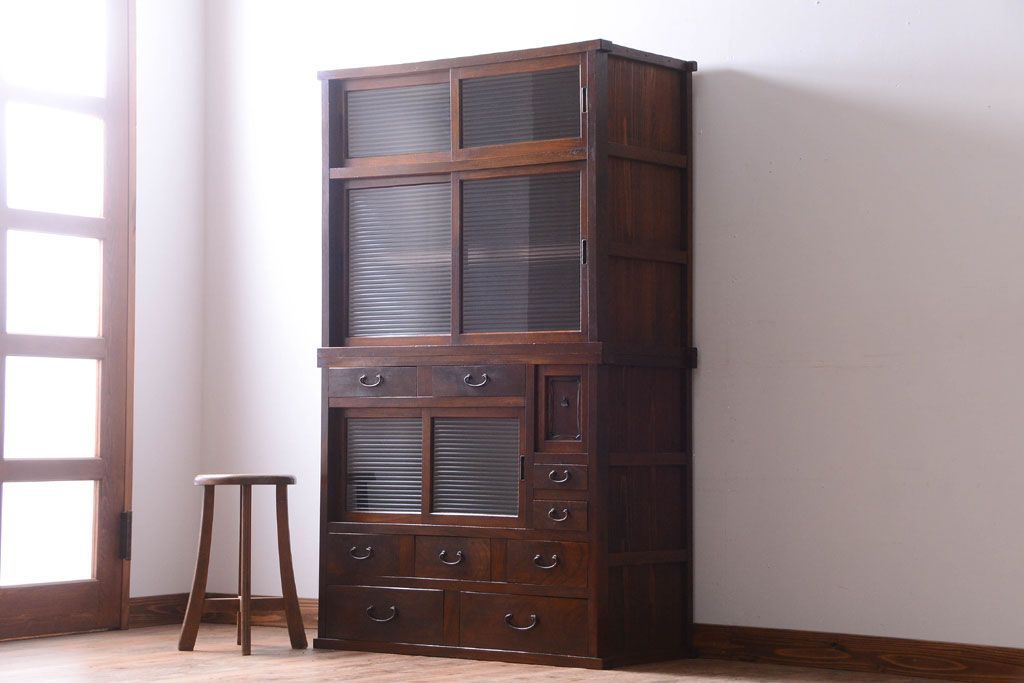 アンティーク家具　和製アンティーク　モールガラス入り!前面欅材の古い収納棚(食器棚)