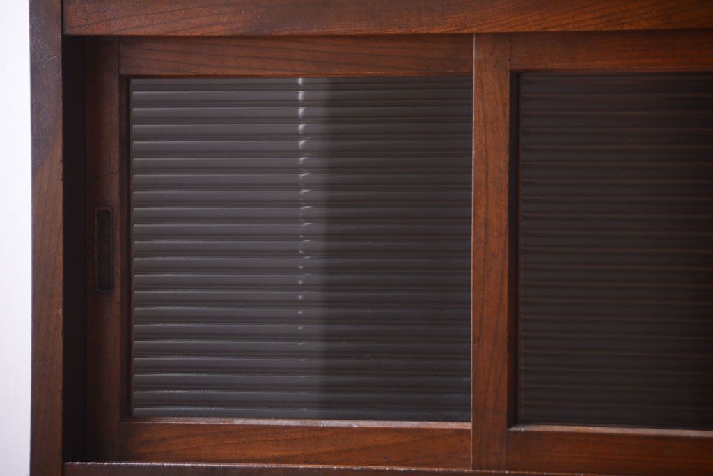 アンティーク家具　和製アンティーク　モールガラス入り!前面欅材の古い収納棚(食器棚)