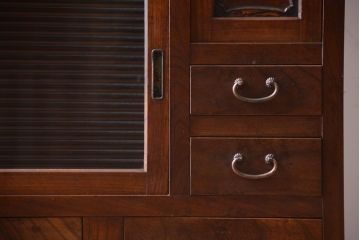 アンティーク家具　和製アンティーク　モールガラス入り!前面欅材の古い収納棚(食器棚)