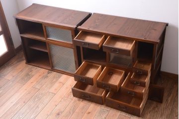 アンティーク家具　和製アンティーク　モールガラス入り!前面欅材の古い収納棚(食器棚)