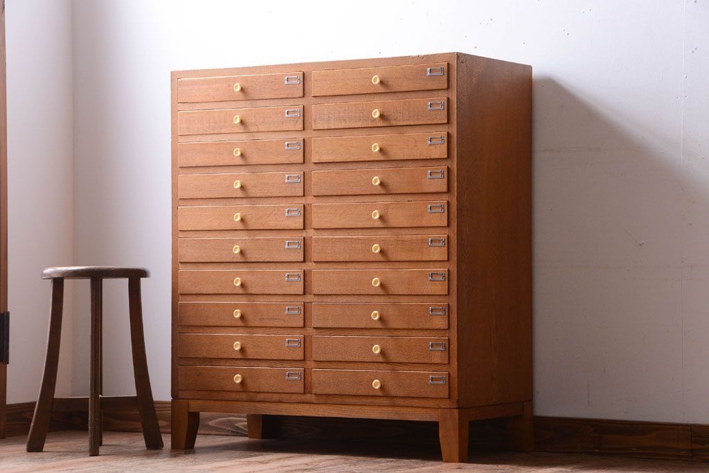 レトロ家具　昭和レトロ　古い木製のアンティーク脚付き収納ケース(引き出し)