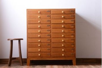 レトロ家具　昭和レトロ　古い木製のアンティーク脚付き収納ケース(引き出し)