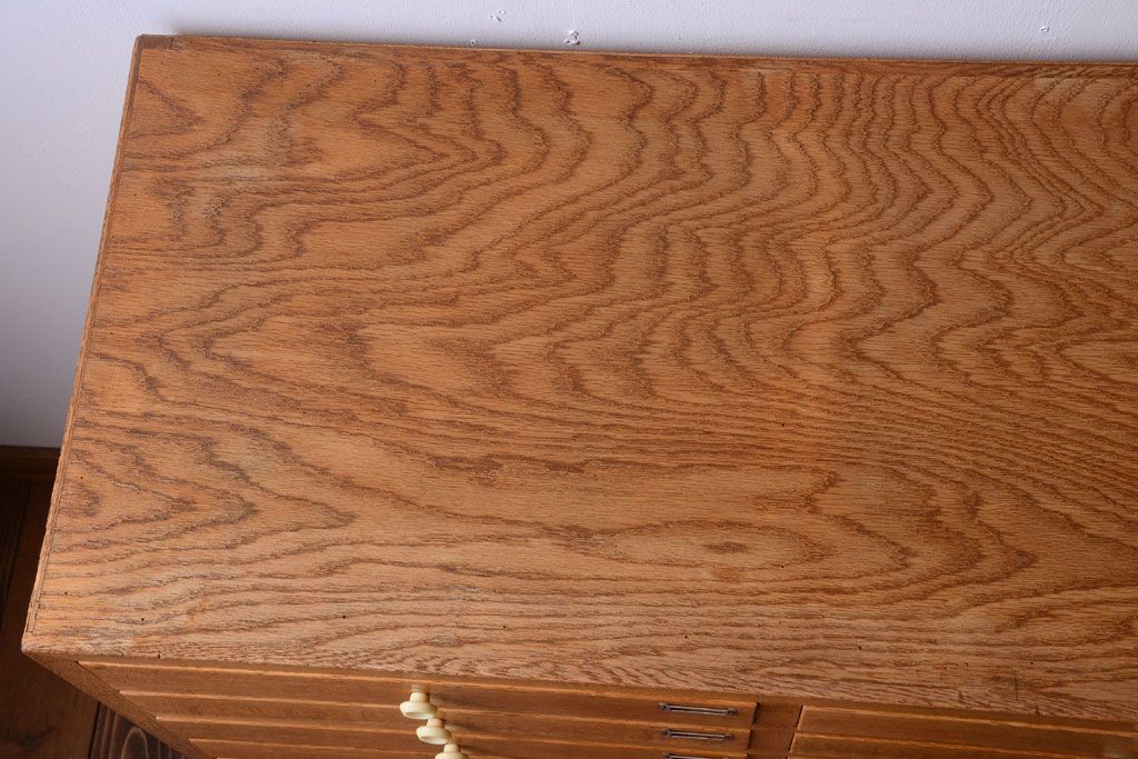 レトロ家具　昭和レトロ　古い木製のアンティーク脚付き収納ケース(引き出し)