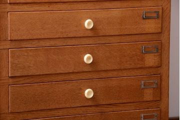 レトロ家具　昭和レトロ　古い木製のアンティーク脚付き収納ケース(引き出し)