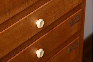 レトロ家具　昭和レトロ　古い木製のアンティーク脚付き収納ケース(引き出し)