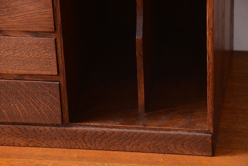 レトロ家具　アンティーク　古いナラ材のレトロな本立て付き小引き出し