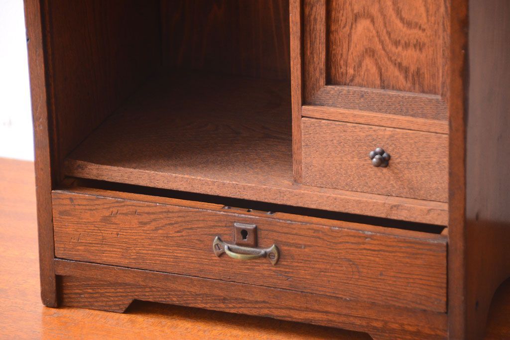アンティーク家具　和製アンティーク　ナラ材製!シャッター付きの上質な古い小引き出し