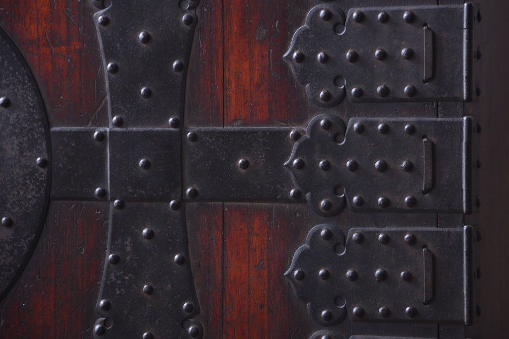 アンティーク家具　古民具・骨董　明治期　立派な金具のアンティーク観音箪笥(衣装箪笥)