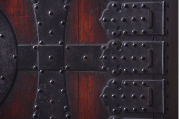 アンティーク家具　古民具・骨董　明治期　立派な金具のアンティーク観音箪笥(衣装箪笥)