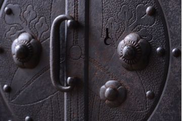 アンティーク家具　古民具・骨董　明治期　立派な金具のアンティーク観音箪笥(衣装箪笥)