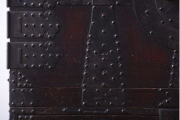 アンティーク家具　古民具・骨董　明治期　立派な金具のアンティーク観音箪笥(衣装箪笥)