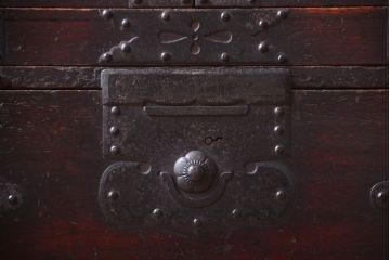 アンティーク家具　古民具・骨董　明治期　立派な金具のアンティーク観音箪笥(衣装箪笥)