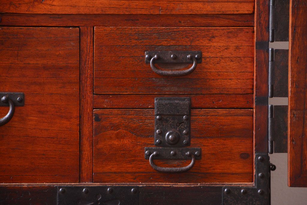 アンティーク家具　古民具・骨董　明治期　立派な金具のアンティーク観音箪笥(衣装箪笥)