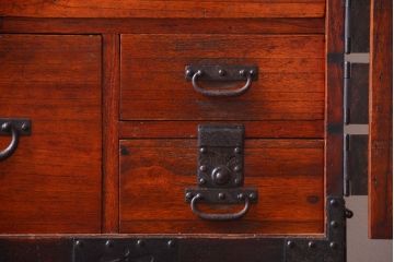 アンティーク家具　古民具・骨董　明治期　立派な金具のアンティーク観音箪笥(衣装箪笥)