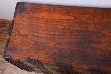 アンティーク家具　古民具・骨董　明治期　立派な金具のアンティーク観音箪笥(衣装箪笥)