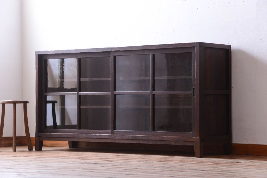 アンティーク家具　和製アンティーク　古い木製の脚付きサイドボード(収納棚)