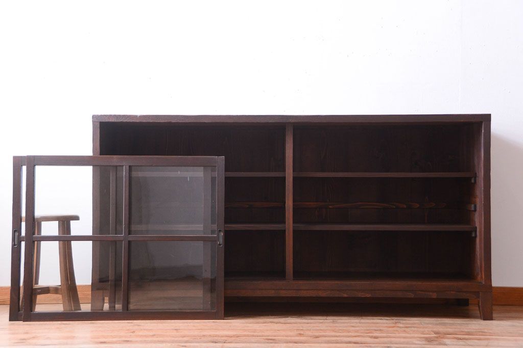 アンティーク家具　和製アンティーク　古い木製の脚付きサイドボード(収納棚)