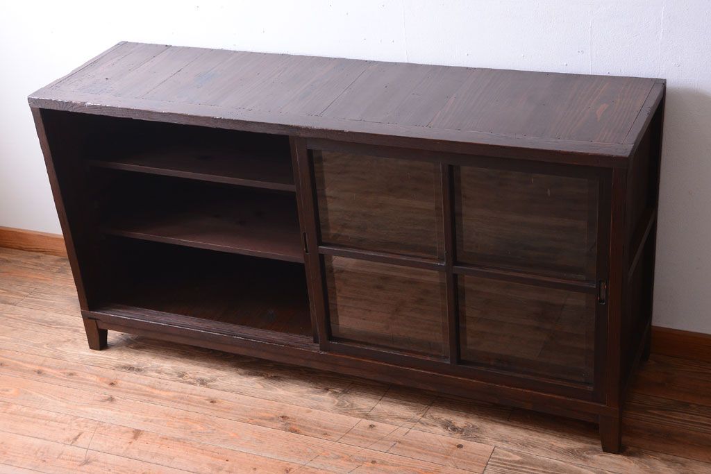 アンティーク家具　和製アンティーク　古い木製の脚付きサイドボード(収納棚)