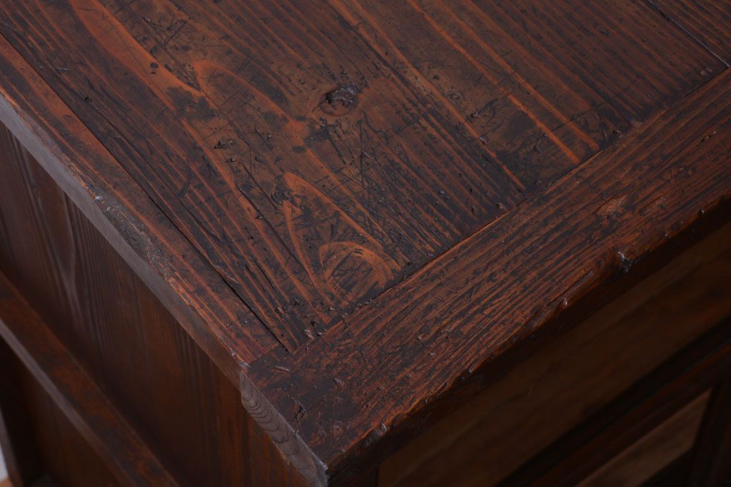 アンティーク家具　和製アンティーク　古い木製の脚付きサイドボード(収納棚)