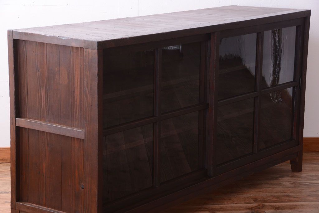 アンティーク家具　和製アンティーク　古い木製の脚付きサイドボード(収納棚)