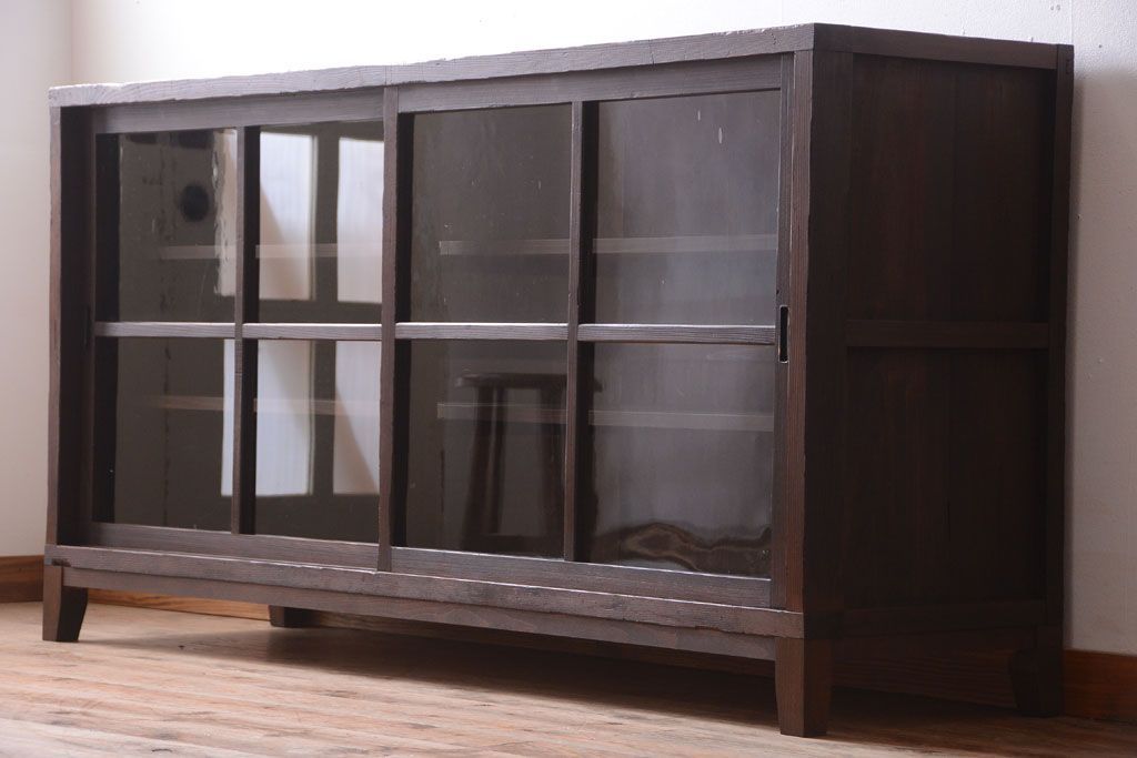 アンティーク家具　和製アンティーク　古い木製の脚付きサイドボード(収納棚)