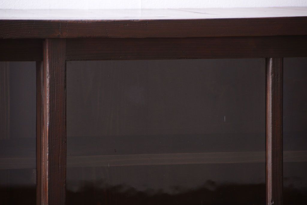 アンティーク家具　和製アンティーク　古い木製の脚付きサイドボード(収納棚)