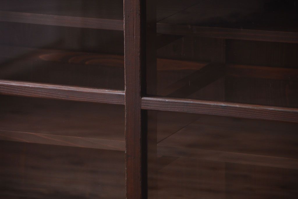 アンティーク家具　和製アンティーク　古い木製の脚付きサイドボード(収納棚)