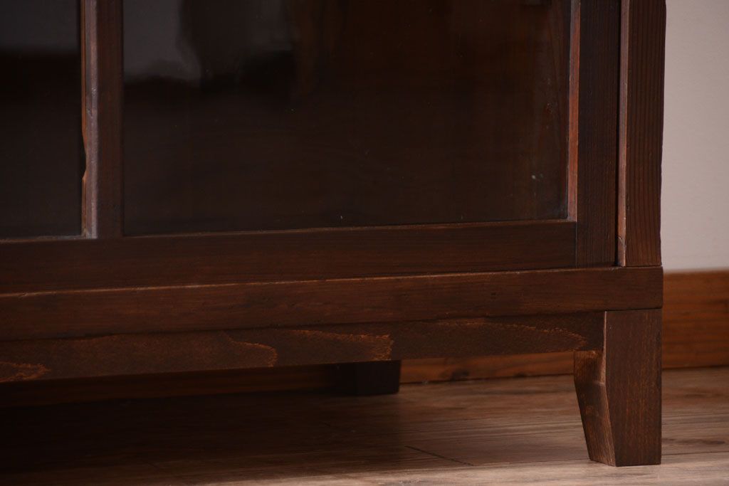 アンティーク家具　和製アンティーク　古い木製の脚付きサイドボード(収納棚)