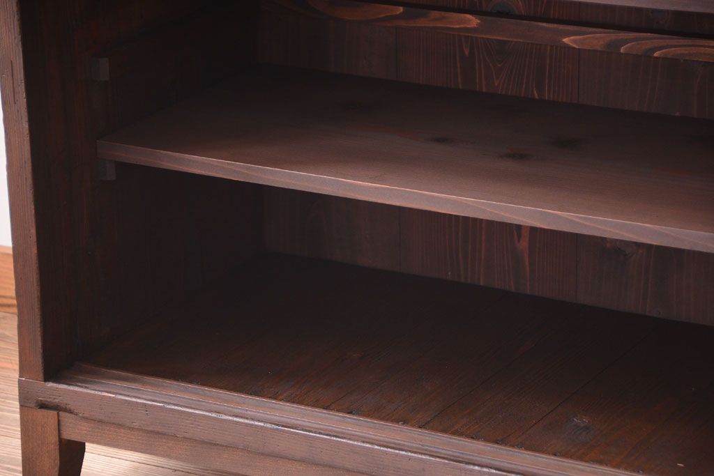 アンティーク家具　和製アンティーク　古い木製の脚付きサイドボード(収納棚)