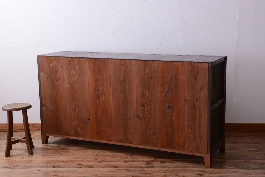 アンティーク家具　和製アンティーク　古い木製の脚付きサイドボード(収納棚)