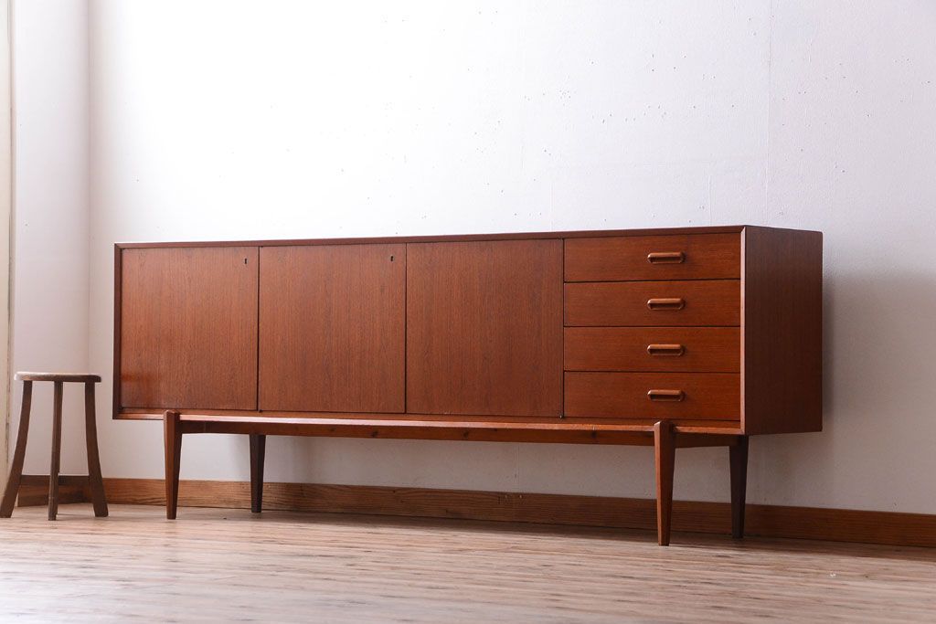 ビンテージ　北欧家具　チーク材のおしゃれな脚付きサイドボード(収納棚)