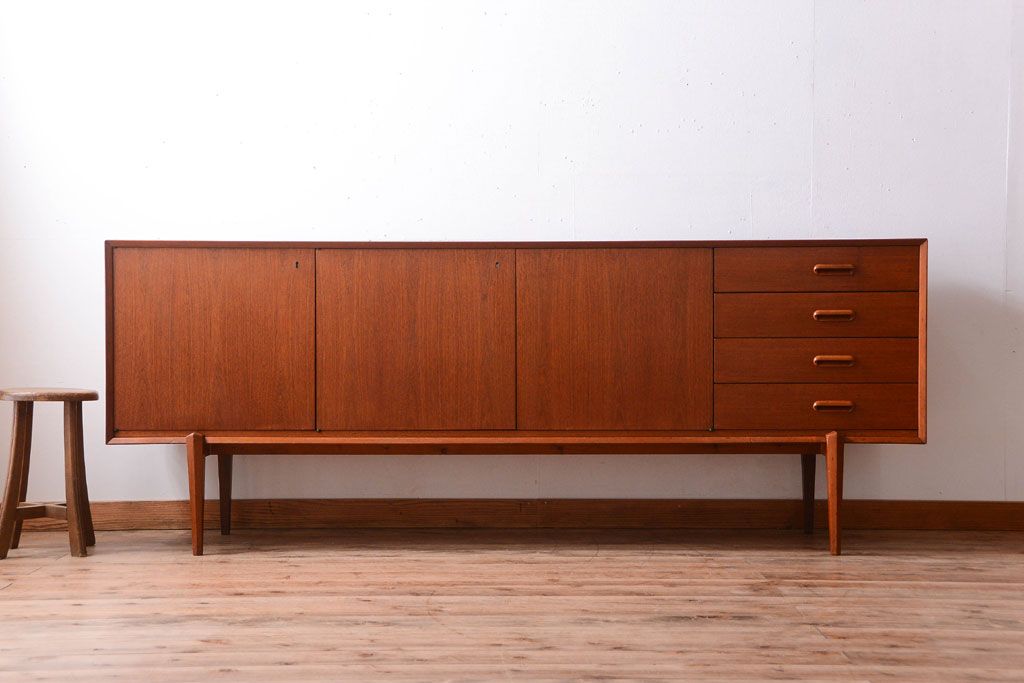 ビンテージ　北欧家具　チーク材のおしゃれな脚付きサイドボード(収納棚)