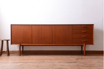 ビンテージ　北欧家具　チーク材のおしゃれな脚付きサイドボード(収納棚)