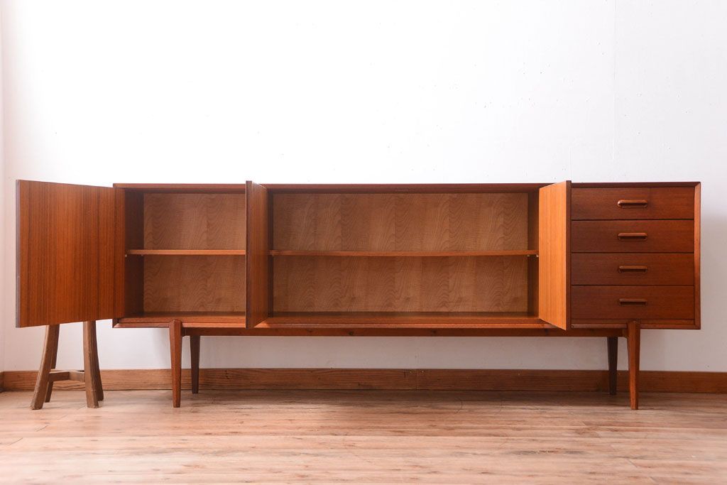 ビンテージ　北欧家具　チーク材のおしゃれな脚付きサイドボード(収納棚)