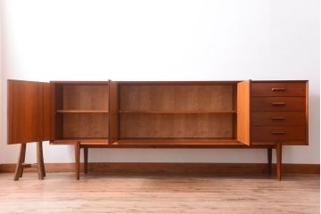 ビンテージ　北欧家具　チーク材のおしゃれな脚付きサイドボード(収納棚)