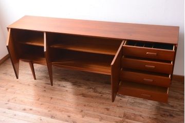 ビンテージ　北欧家具　チーク材のおしゃれな脚付きサイドボード(収納棚)