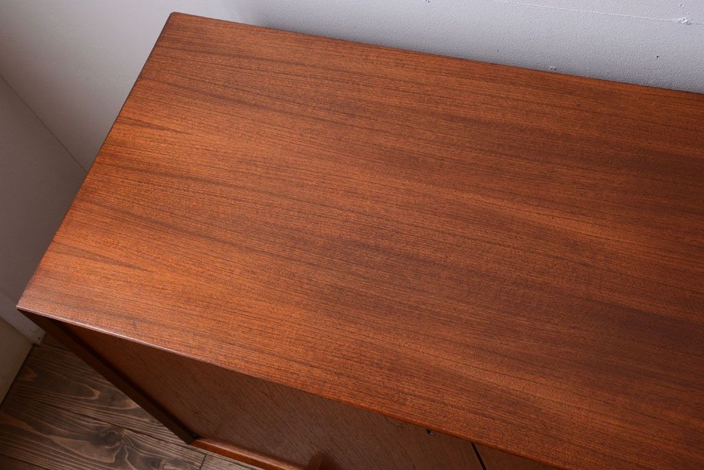 ビンテージ　北欧家具　チーク材のおしゃれな脚付きサイドボード(収納棚)