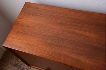 ビンテージ　北欧家具　チーク材のおしゃれな脚付きサイドボード(収納棚)