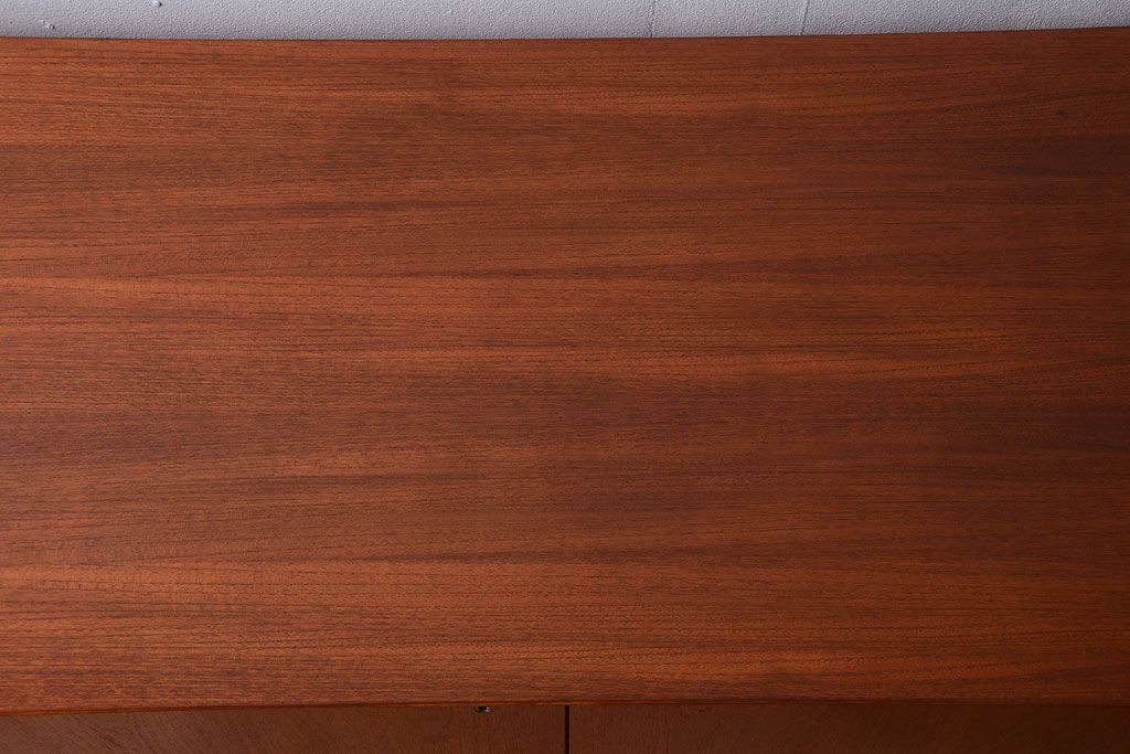 ビンテージ　北欧家具　チーク材のおしゃれな脚付きサイドボード(収納棚)