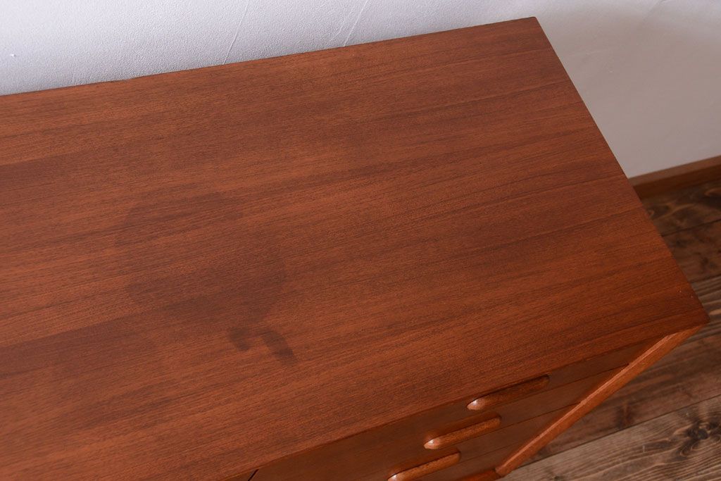 ビンテージ　北欧家具　チーク材のおしゃれな脚付きサイドボード(収納棚)