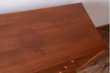 ビンテージ　北欧家具　チーク材のおしゃれな脚付きサイドボード(収納棚)