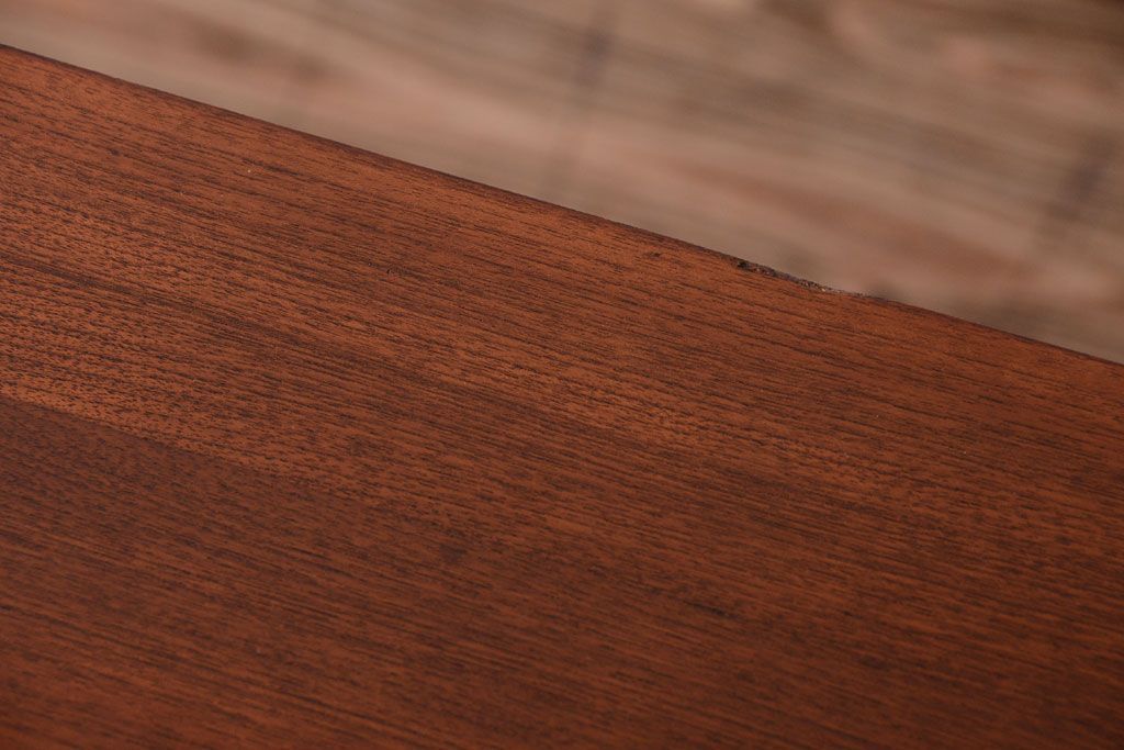 ビンテージ　北欧家具　チーク材のおしゃれな脚付きサイドボード(収納棚)