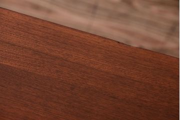 ビンテージ　北欧家具　チーク材のおしゃれな脚付きサイドボード(収納棚)