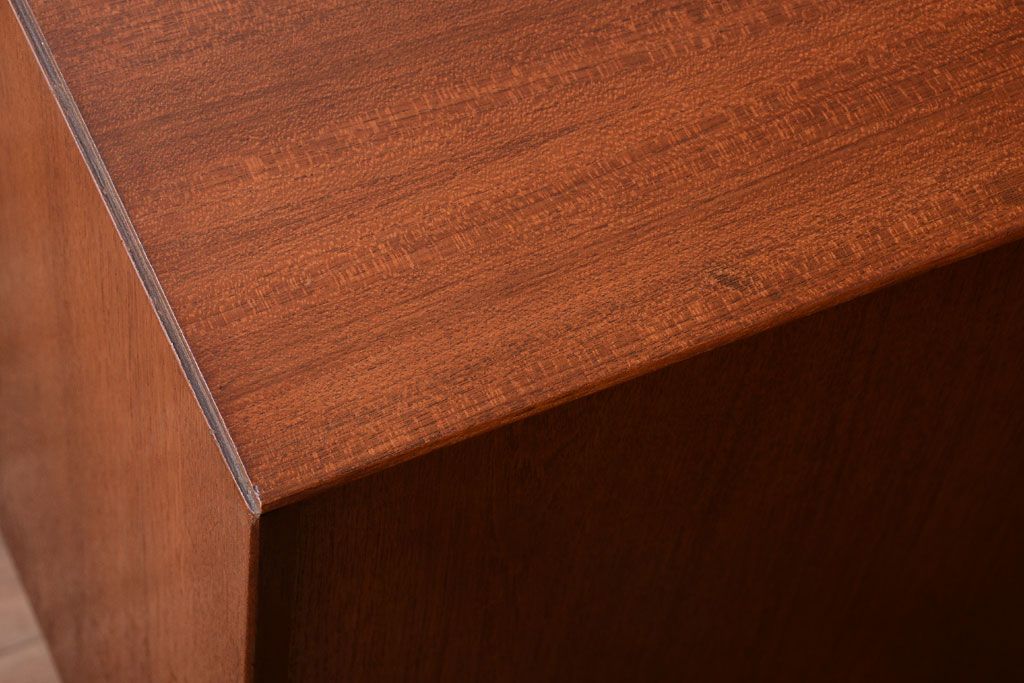 ビンテージ　北欧家具　チーク材のおしゃれな脚付きサイドボード(収納棚)