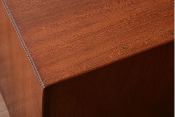 ビンテージ　北欧家具　チーク材のおしゃれな脚付きサイドボード(収納棚)