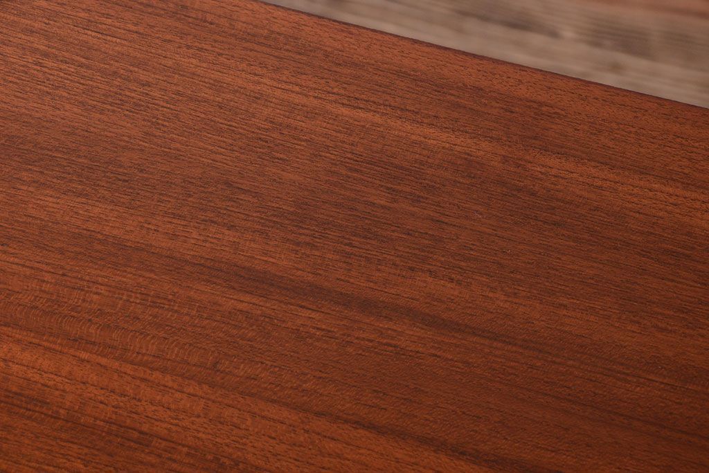 ビンテージ　北欧家具　チーク材のおしゃれな脚付きサイドボード(収納棚)