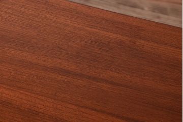 ビンテージ　北欧家具　チーク材のおしゃれな脚付きサイドボード(収納棚)