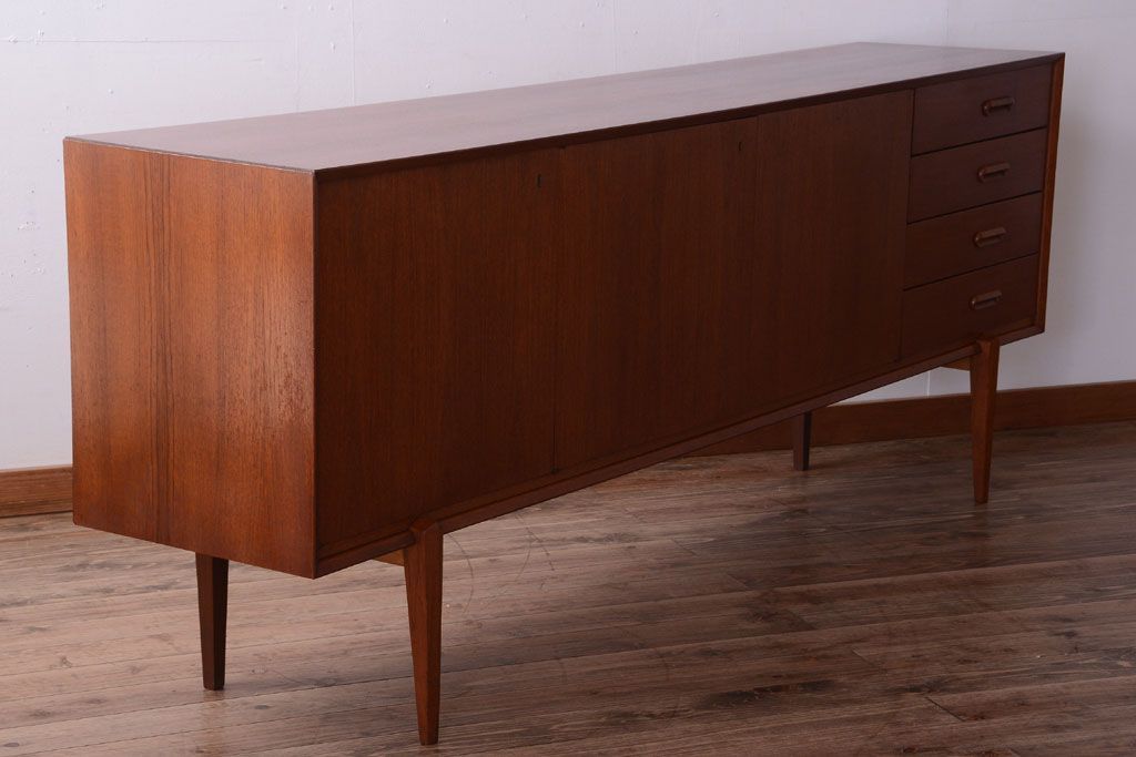 ビンテージ　北欧家具　チーク材のおしゃれな脚付きサイドボード(収納棚)